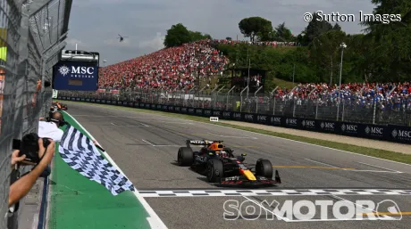 Max Verstappen cruza la línea de meta como vencedor en Imola
