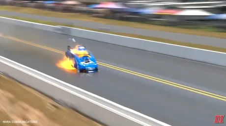 VÍDEO: espectacular accidente de John Force en una carrera de dragsters - SoyMotor.com
