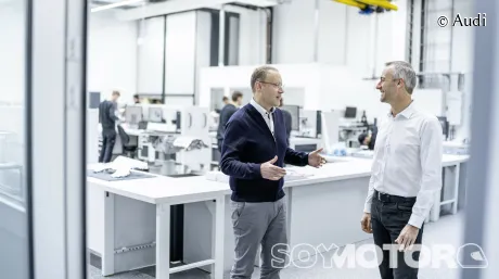Adam Baker y Stefan Dreyer en la fábrica de Audi