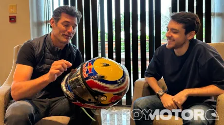 Mark Webber con Oriol, el chico que cogió su casco ganador del GP de España de 2010 - SoyMotor.com