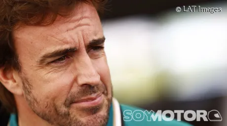 Fernando Alonso atendiendo a los medios en Austria