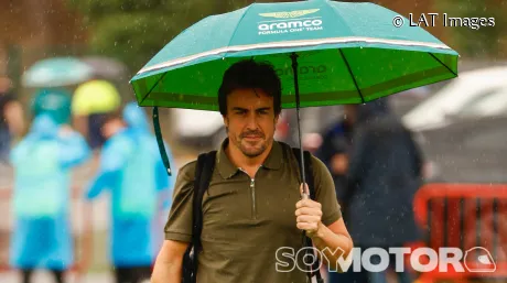 Fernando Alonso llega al Circuit de Barcelona-Catalunya