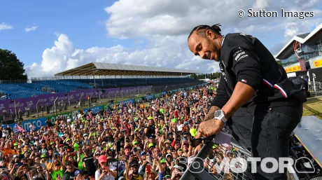 Lewis Hamilton frente a sus seguidores en Silverstone