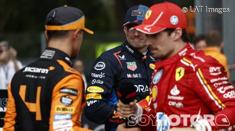 Max Verstappen junto con Lando Norris y Charles Leclerc en Mónaco
