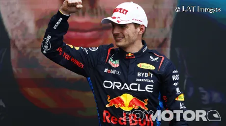 Max Verstappen celebra la victoria en el podio del GP de Canadá