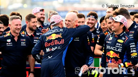 Adrian Newey con gran parte del equipo Red Bull esta temporada celebrando el 'doblete' de Max Verstappen y Sergio Pérez