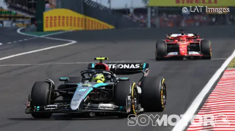 Lewis Hamilton por delante de un Ferrari en el GP de Hungría