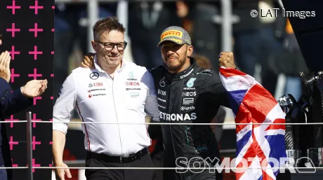 Lewis Hamilton junto a su ingeniero de pista, Peter Bonnington, en el podio del GP de Gran Bretaña