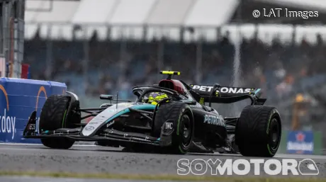 Lewis Hamilton en los últimos minutos de la segunda sesión de Libres