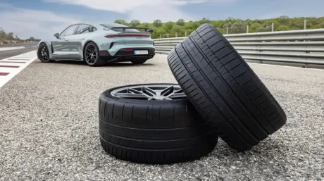 Neumáticos Pirelli P Zero Elect y Porsche Taycan - SoyMotor.com