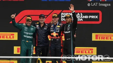 Fernando Alonso, Adrian Newey, Max Verstappen y Lewis Hamilton en el podio del GP de Canadá 2023