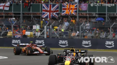 Max Verstappen perseguido por Carlos Sainz en Silverstone este domingo