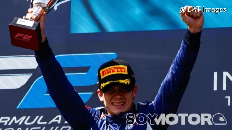 Franco Colapinto celebra su victoria en F2