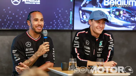 Lewis Hamilton y George Russell en Spa