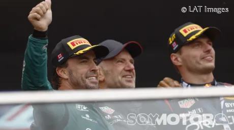 Fernando Alonso, Adrian Newey y Max Verstappen