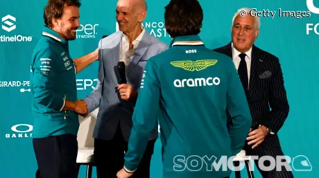 Adrian Newey y Fernando Alonso se saludan en la rueda de prensa del británico este martes en Silverstone