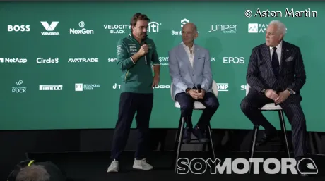 Fernando Alonso y Adrian Newey, junto con Lawrence Stroll en la rueda de prensa de presentación del diseñador