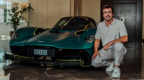 Fernando Alonso con su Aston Martin Valkyrie - SoyMotor.com