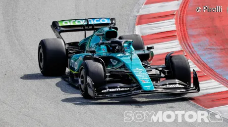 Felipe Drugovich con Aston Martin en Barcelona probando los neumáticos Pirelli 2026