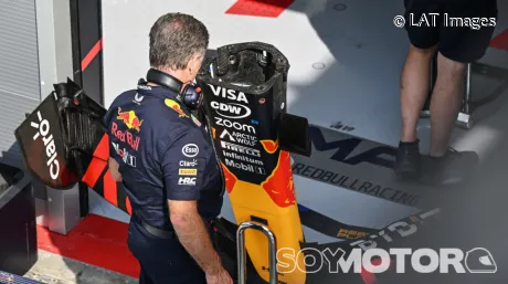 Christian Horner inspecciona el alerón delantero del RB20 este fin de semana en Monza