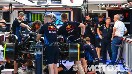 Helmut Marko y Christian Horner dialogan en Singapur mientras trabajan en el coche de Max Verstappen