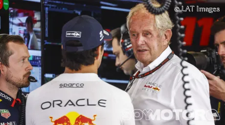 Helmut Marko habla con Sergio Pérez este fin de semana en Bakú