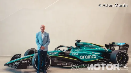 Adrian Newey posa con el Aston Martin tras hacer oficial su llegada