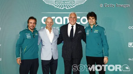 Adrian Newey junto con Fernando Alonso, Lawrence Stroll y Lance Stroll