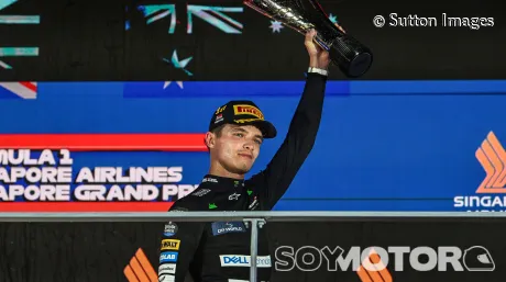 Lando Norris celebra su última victoria en el podio de Singapur