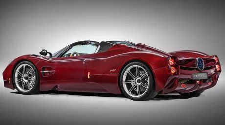 El Pagani Utopia Roadster es el primer coche en estrenar la última tecnología de neumático conectado de Pirelli - SoyMotor.com