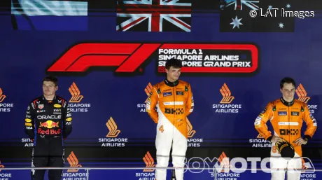 Lando Norris, Max Verstappen y Oscar Piastri en el podio del GP de Singapur