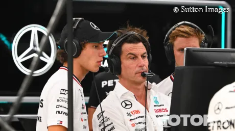 Toto Wolff junto a Andrea Kimi Antonelli y Mick Schumacher en Singapur 