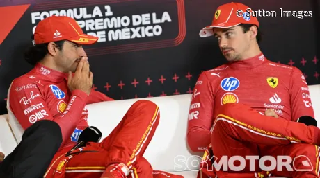 Charles Leclerc junto a Carlos Sainz en la rueda de prensa de pilotos tras el GP