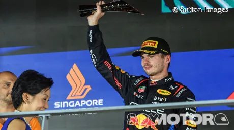 Max Verstappen en el podio de Singapur