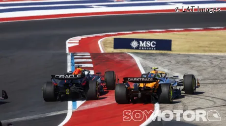 Lando Norris y Max Verstappen en la acción de la polémica en Austin