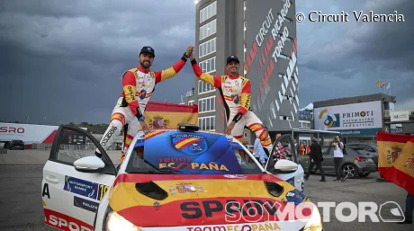 Sergi Pérez y Àxel Coronado celebran la victoria en Valencia