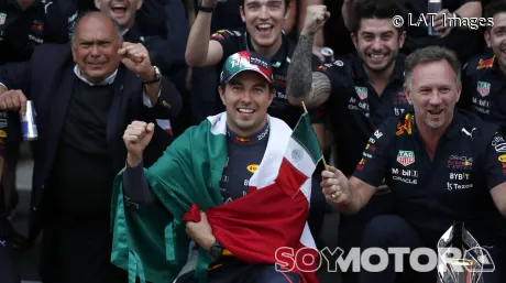 Sergio Pérez celebra el podio de México 2022 junto a su padre y el equipo Red Bull