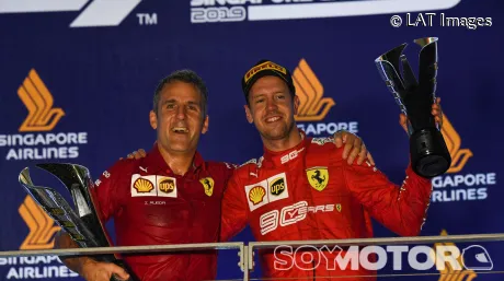 Iñaki Rueda junto a Sebastian Vettel en el podio de Singapur, en 2019