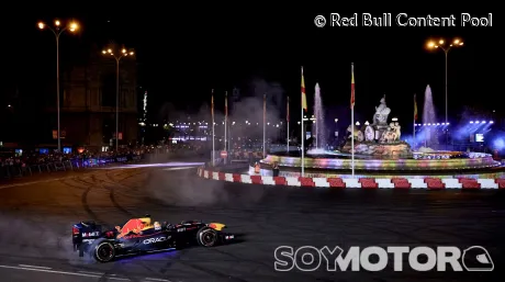 Sergio Pérez en la Plaza de Cibeles el año pasado, durante su 'showrun' en Madrid