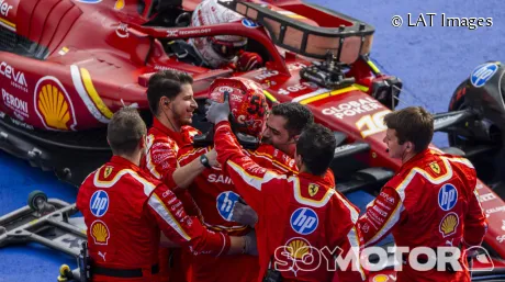 Carlos Sainz celebra su victoria en México