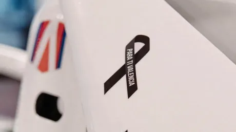 Crespón negro en el coche de Andretti en homenaje a las víctimas de Valencia