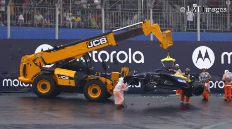 El coche de Alex Albon tras su accidente en el GP de Brasil 