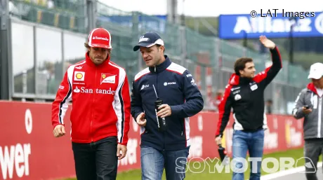 Fernando Alonso y Rubens Barrichello en Spa 2011