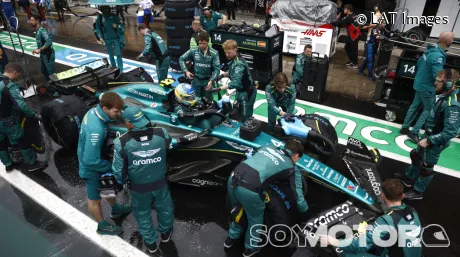 Fernando Alonso junto a su equipo en Brasil