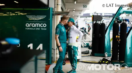 Fernando Alonso junto a su equipo en Brasil el pasado fin de semana