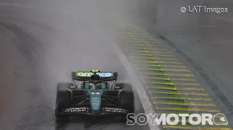 Fernando Alonso bajo la lluvia en Brasil