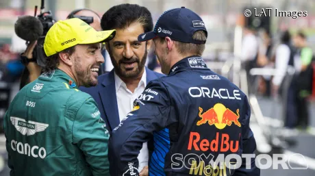 Max Verstappen y Fernando Alonso hablando con Mohammed Ben Sulayem en el GP de China