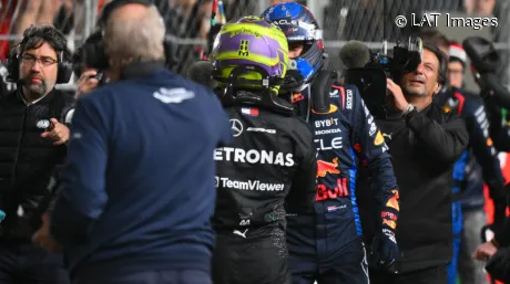 Lewis Hamilton felicita a Max Verstappen tras convertirse en campeón del mundo en Las Vegas