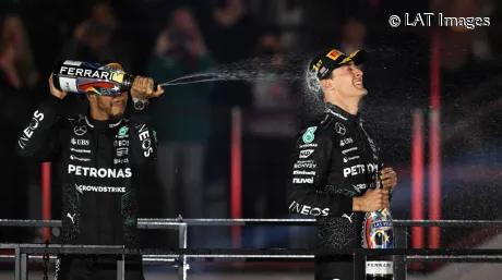 George Russell y Lewis Hamilton celebran el podio en Las Vegas