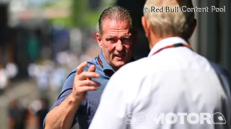 Jos Verstappen esta temporada hablando con Helmut Marko